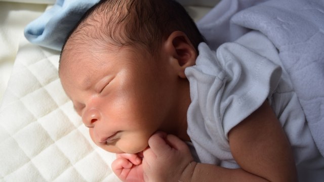 Bayi berjemur.  (Foto: Shutterstock)