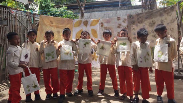 Kegiatan belajar sambil bermain di Kampung Sains, Desa Krangkajen, Yogyakarta. (Foto: Muhammad Lutfan Darmawan/kumparan)