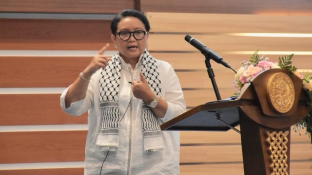 Menlu Retno LP Marsudi beri kuliah umum di UNAIR, Surabaya, Jawa Timur. (Foto: Dok. Kemenlu)