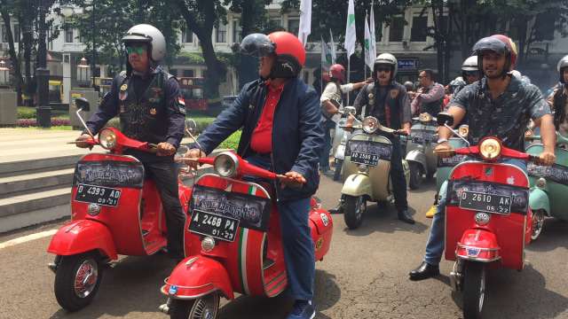 Ario Bayu mengendarai Vespa merah (Foto: Giovanni)