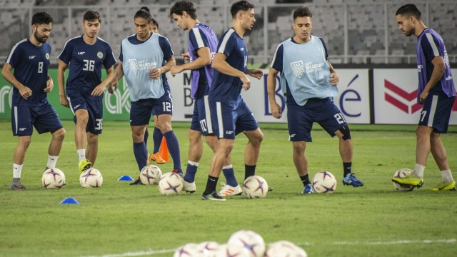 Sejumlah pemain Timnas Filipina berlatih di Stadion Utama Gelora Bung Karno, Jakarta, Sabtu (24/11/2018). (Foto: ANTARA FOTO/Aprillio Akbar)