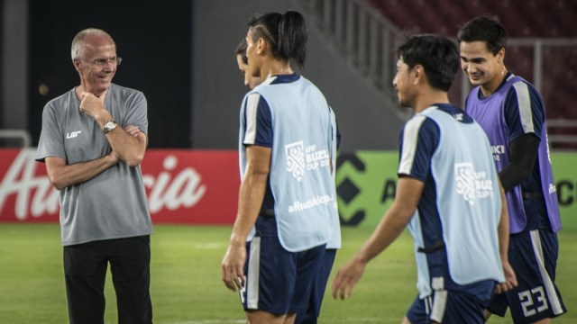 Pelatih Timnas Filipina Sven-Goran Eriksson (kiri) mengamati sesi latihan pemain Timnas Filipina di Stadion Utama Gelora Bung Karno, Jakarta, Sabtu (24/11/2018). (Foto: ANTARA FOTO/Aprillio Akbar)