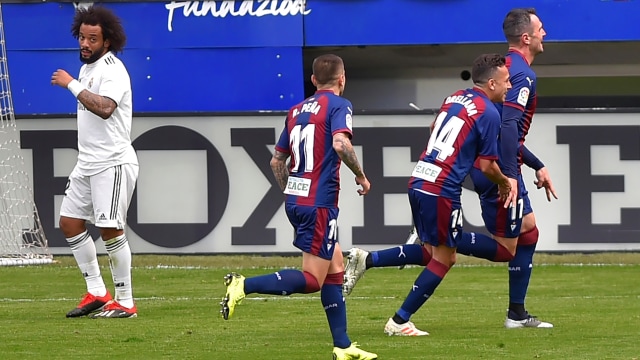 Pemain-pemain Eibar merayakan gol Kike ke gawang Real Madrid. (Foto: ANDER GILLENEA / AFP)
