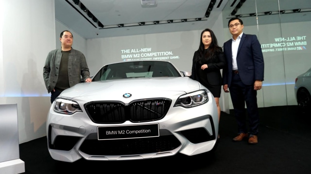 Jodie Otania (Tengah) Head of Corporate Communication BMW, saat memperkenalkan mobil BMW M2 di Eurokas Gallery, Plaza Indonesia. (Foto: Jamal Ramadhan/kumparan)
