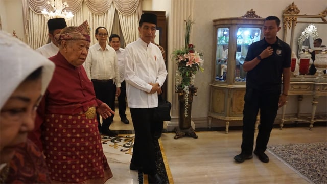 Capres Jokowi Hadiri Maulid Nabi Muhammad SAW di Kediaman Pengusaha Sawit Palembang. (Foto: Yudhistira Amran Saleh/kumparan)