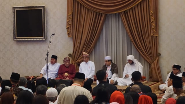 Capres Jokowi Hadiri Maulid Nabi Muhammad SAW di Kediaman Pengusaha Sawit Palembang. (Foto: Yudhistira Amran Saleh/kumparan)