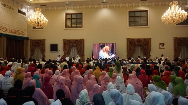 Capres Jokowi Hadiri Maulid Nabi Muhammad SAW di Kediaman Pengusaha Sawit Palembang. (Foto: Yudhistira Amran Saleh/kumparan)