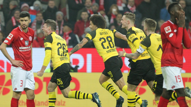 Para pemain Borussia Dortmund merayakan gol Lukasz Piszczek ke gawang Mainz 05. (Foto: Daniel Roland/AFP)