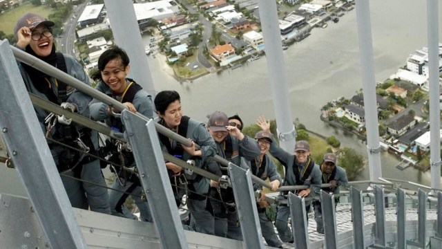 Sky Point Climb setinggi 270 meter di Gold Coast, Australia.  (Foto: Dewi Rachmat Kusuma/kumparan)