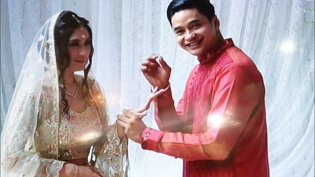 Suasana prosesi lamaran Adly Fairuz dan Angbeen Rishi. (Foto: Alexander Vito/kumparan)