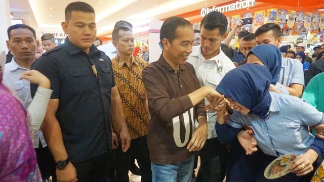 Jokowi sambangi salah satu swalayan di Kota Palembang, Sumatera Selatan, Minggu (25/11/2018). (Foto: Yudhistira Amran Saleh/kumparan)