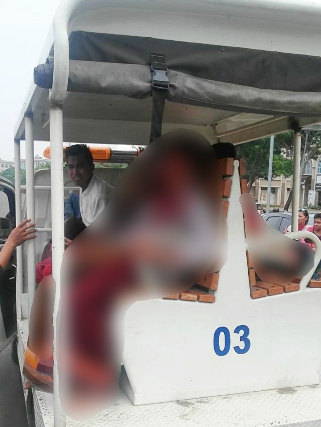 Petugas bawa santri yang luka parah. (Foto: Dok. Istimewa)