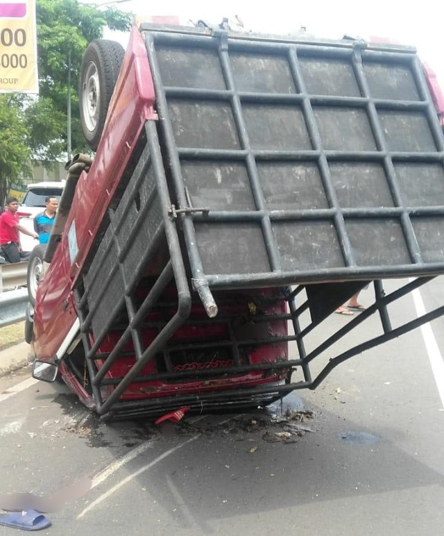 Mini bus yang ditumpangi santri terbalik. (Foto:  Dok. Istimewa)