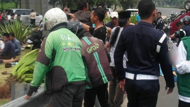 Sejumlah warga menolong santri yang menjadi korban mini bus terbalik. (Foto: Dok. Istimewa)