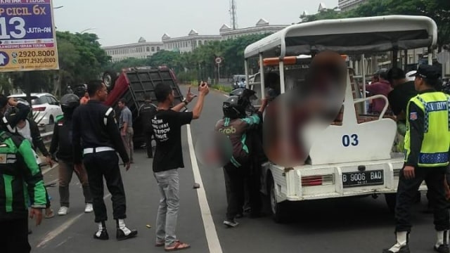 Petugas bawa santri yang luka parah. (Foto: Dok. Istimewa)