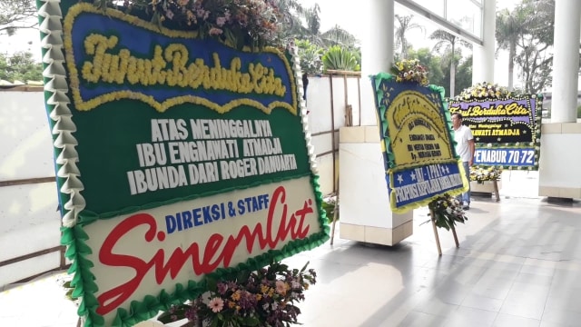 Karangan bunga di Rumah Duka ibunda Roger Danuarta. (Foto: Alexander Vito/kumparan)