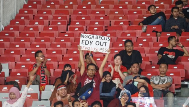 Suporter Indonesia membawa poster bertuliskan EDY OUT Jelang pertandingan AFF Suzuki Cup 2018 Indonesia vs Filipina. (Foto: Helmi Afandi Abdullah/kumparan)