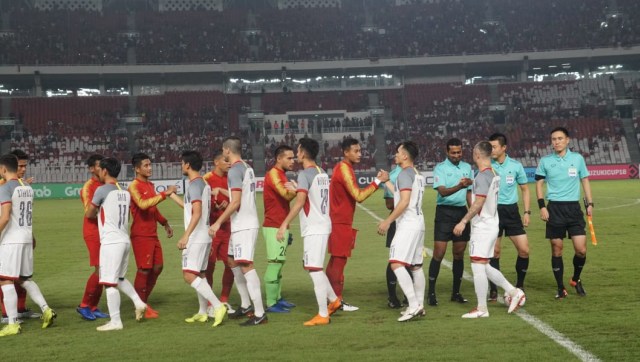 Timnas Indonesia dan Timnas Filipina bersalaman sebelum pertandingan dimulai. (Foto: Helmi Afandi Abdullah/kumparan)