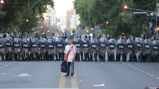 Suporter River Plate jelang laga final Copa Libertadores. Foto: REUTERS/Alberto Raggio