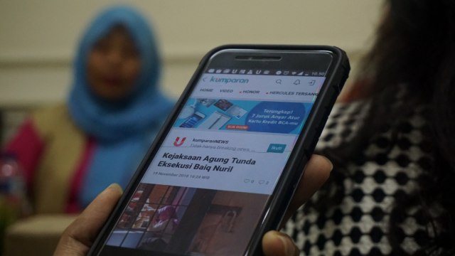Baiq Nuril saat wawancara eksklusif dengan kumparan. (Foto: Fitra Andrianto/kumparan)