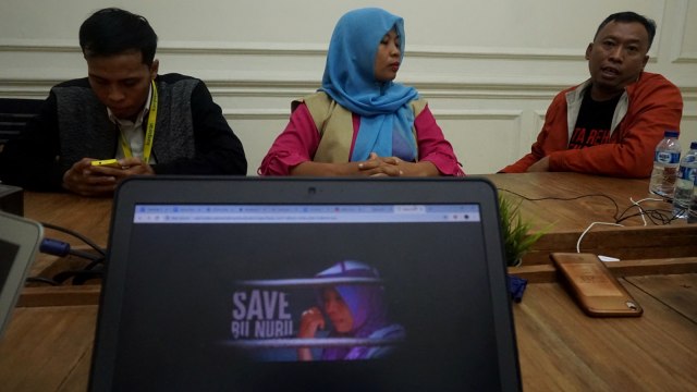 Baiq Nuril (tengah) bersama kedua pengacaranya Aziz Fauzi (kiri) dan Joko Jumadi (kanan). (Foto: Fitra Andrianto/kumparan)
