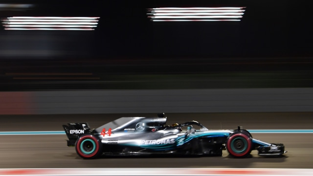 Lewis Hamilton memacu mobil Mercedes di Formula 1 Grand Prix (GP) Abu Dhabi. (Foto: Andrej Isakovic/AFP)