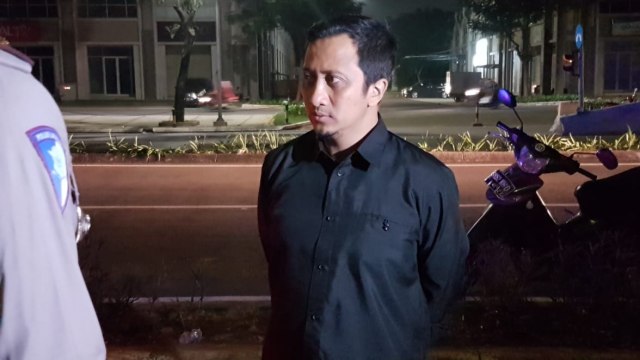 Yusuf Mansur di lokasi kecelakaan Cipondoh. (Foto: Raga Imam/kumparan)
