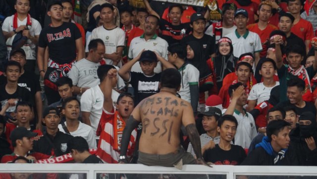 Suporter Indonesia saat pertandingan melawan Filipina di AFF Suzuki Cup 2018. (Foto: Helmi Afandi/kumparan)