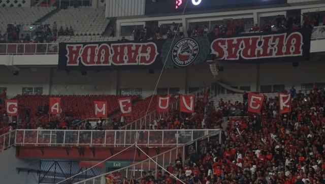 Suporter Indonesia membawa poster Game Over. (Foto: Helmi Afandi/kumparan)