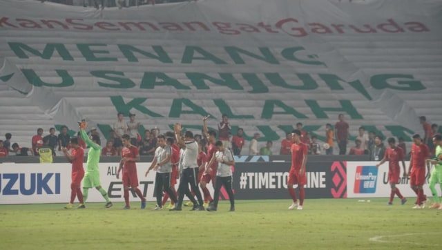 Pemain serta pelatih Timnas Indonesia saat mengelilingi tribun penonton usai imbang melawan Timnas Filipina. (Foto: Helmi Afandi/kumparan)