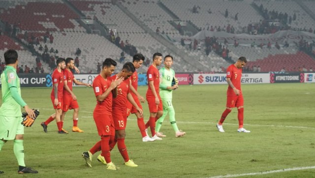 Pemain serta pelatih Timnas Indonesia saat mengelilingi tribun penonton usai imbang melawan Timnas Filipina. (Foto: Helmi Afandi/kumparan)