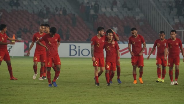 Pemain serta pelatih Timnas Indonesia saat mengelilingi tribun penonton usai imbang melawan Timnas Filipina. (Foto: Helmi Afandi/kumparan)