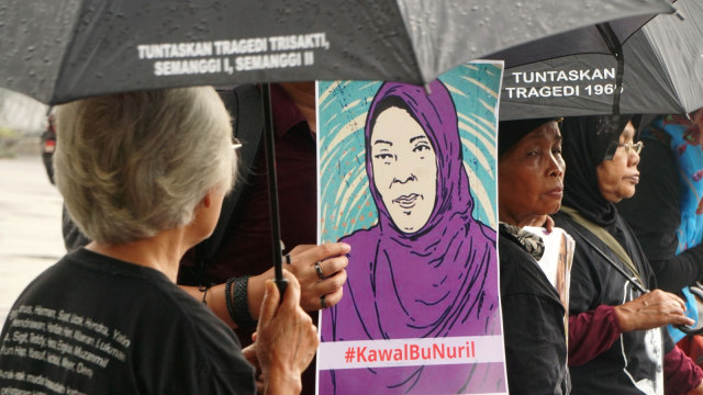 Aksi Kamisan memberikan dukungan kepada Baiq Nuril di depan Istana Merdeka, Jakarta, Kamis (22/11/2018). (Foto: Nugroho Sejati/kumparan)