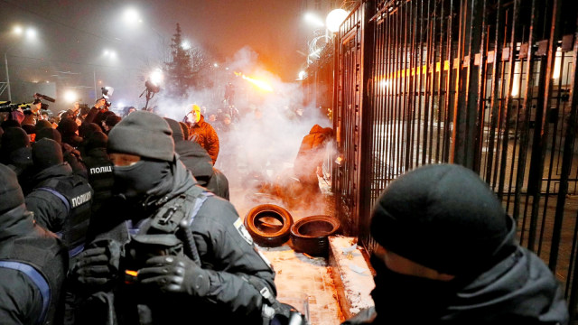 Aksi protes penyerangan kapal, depan Kedutaan Rusia, Kiev, Ukraina (Foto: REUTERS/Gleb Garanich)