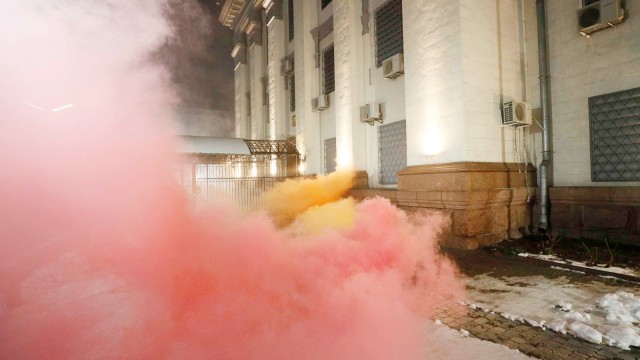 Aksi protes penyerangan kapal, depan Kedutaan Rusia, Kiev, Ukraina (Foto: REUTERS/Gleb Garanich)