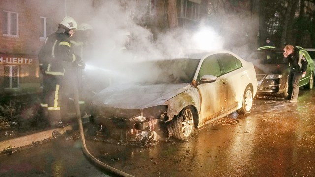 Aksi protes penyerangan kapal, depan Kedutaan Rusia, Kiev, Ukraina (Foto: REUTERS/Serhii Nuzhnenko)