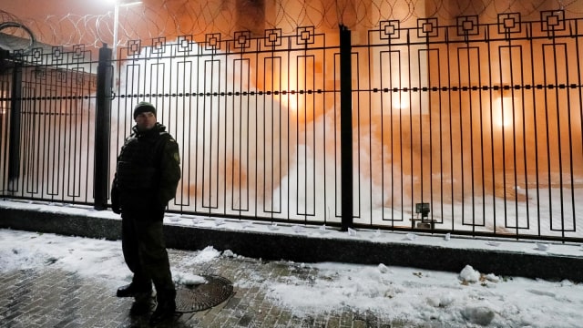 Aksi protes penyerangan kapal, depan Kedutaan Rusia, Kiev, Ukraina (Foto: REUTERS/Gleb Garanich)