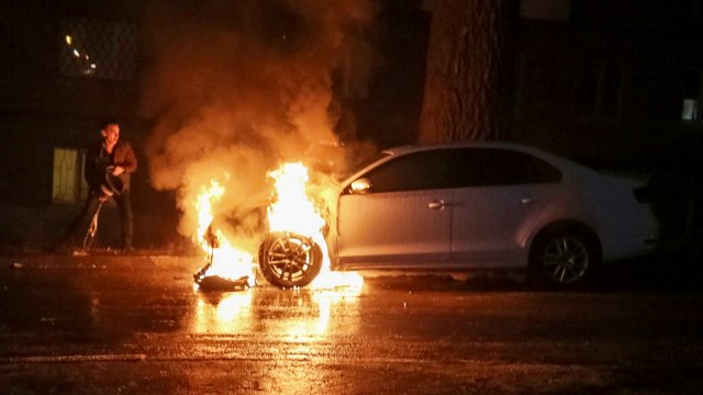 Aksi protes penyerangan kapal, depan Kedutaan Rusia, Kiev, Ukraina (Foto: REUTERS/Serhii Nuzhnenko)