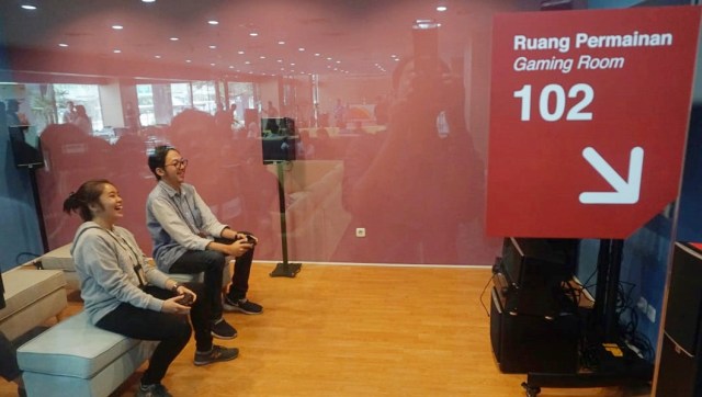 Dua wartawan bermain di ruang permainan di Gedung KPK C1. (Foto: Irfan Adi Saputra/kumparan)