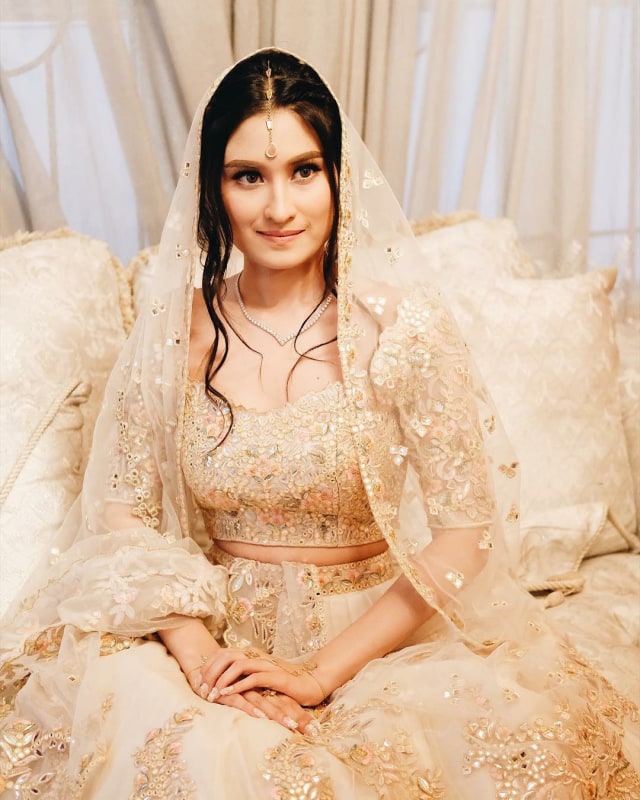 5 Potret Acara Lamaran Bernuansa India Adly Fairuz dan Angbeen Rishi (1)