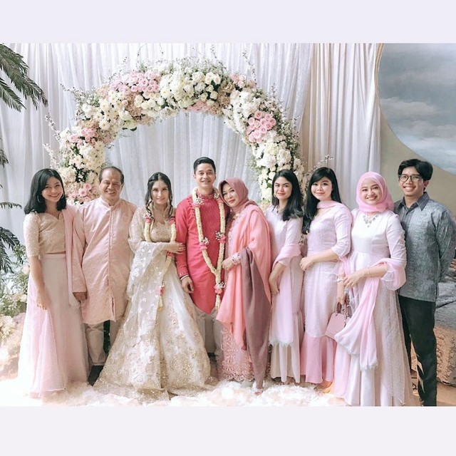 5 Potret Acara Lamaran Bernuansa India Adly Fairuz dan Angbeen Rishi (4)