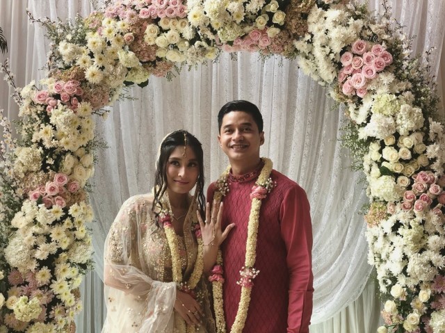 5 Potret Acara Lamaran Bernuansa India Adly Fairuz dan Angbeen Rishi (5)