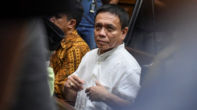 Gubernur Aceh nonaktif, Irwandi Yusuf, bersiap menjalani sidang dengan agenda pembacaan dakwaan di Pengadilan Tipikor, Jakarta. (Foto: ANTARAFOTO/Hafidzh Mubarak)