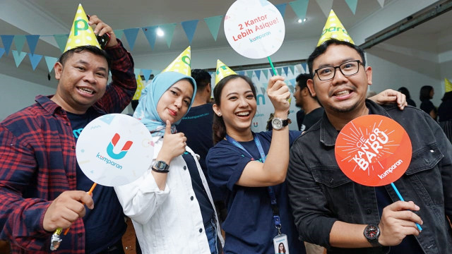 Sejumlah karyawan kumparan foto bersama saat acara syukuran kantor baru kumparan di kawasan Pasar Minggu. (Foto: Jamal Ramadhan/kumparan)