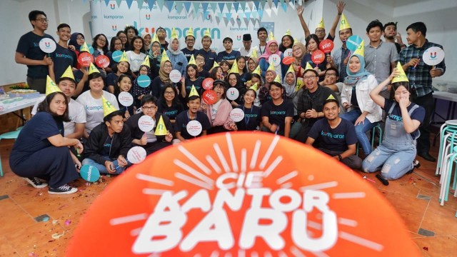 Sejumlah karyawan kumparan foto bersama saat acara syukuran kantor baru kumparan di kawasan Pasar Minggu. (Foto: Jamal Ramadhan/kumparan)