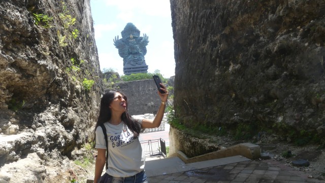 Wisatawan yang sedang berfoto di GWK (Foto: Gitario Vista Inasis/kumparan)