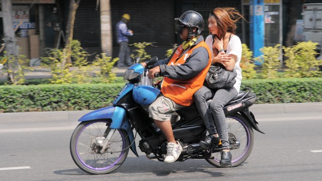 Ilustrasi boncengan di sepeda motor. Foto: Shutter Stocks