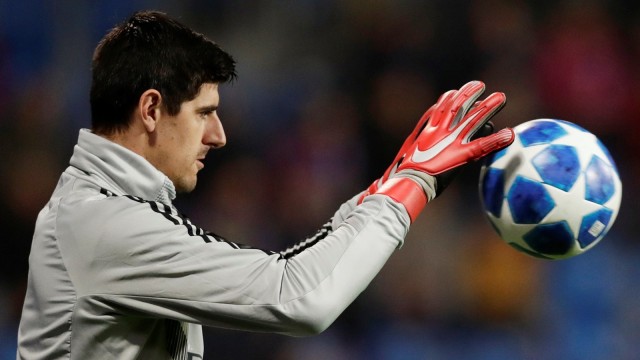 Courtois bersiap jelang laga melawan Viktoria Plzen. (Foto: Reuters/David W. Cerny)