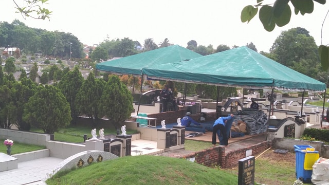 Suasana pemakaman Ibunda Roger Danuarta (Foto: Maria Gabrielle/kumparan)