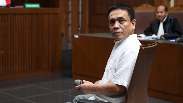 Gubernur Aceh nonaktif Irwandi Yusuf menjalani sidang dengan agenda pembacaan dakwaan di Pengadilan Tipikor, Jakarta (Foto: ANTARA FOTO/Hafidz Mubarak )